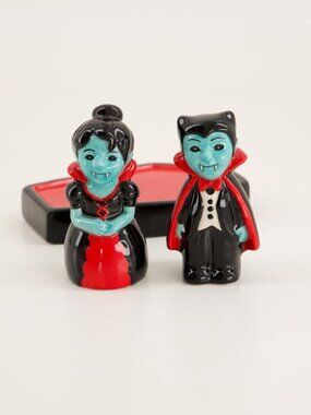 NWT Cracker Barrel Exclusive Vampire Couple Salt & Pepper Shakers Halloween